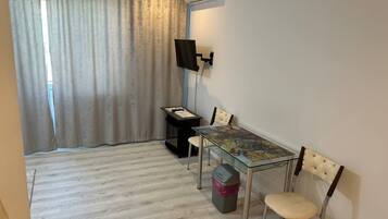 Escritorio, sistema de insonorización, wifi gratis y ropa de cama