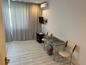 標準雙人房 | 書桌、隔音、免費無線上網、床單