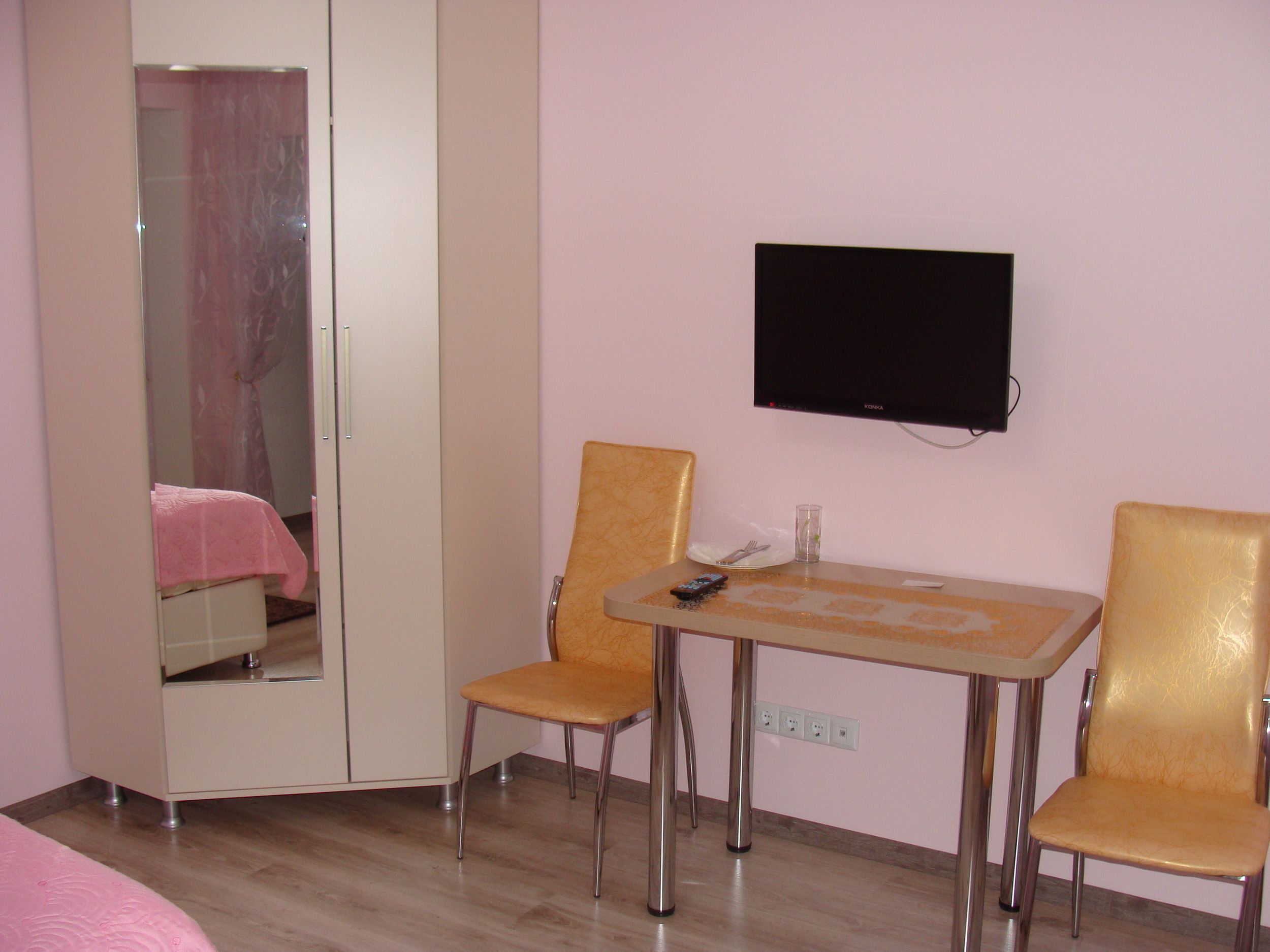 economy double room | desk, soundproofing, free wifi, bed sheets