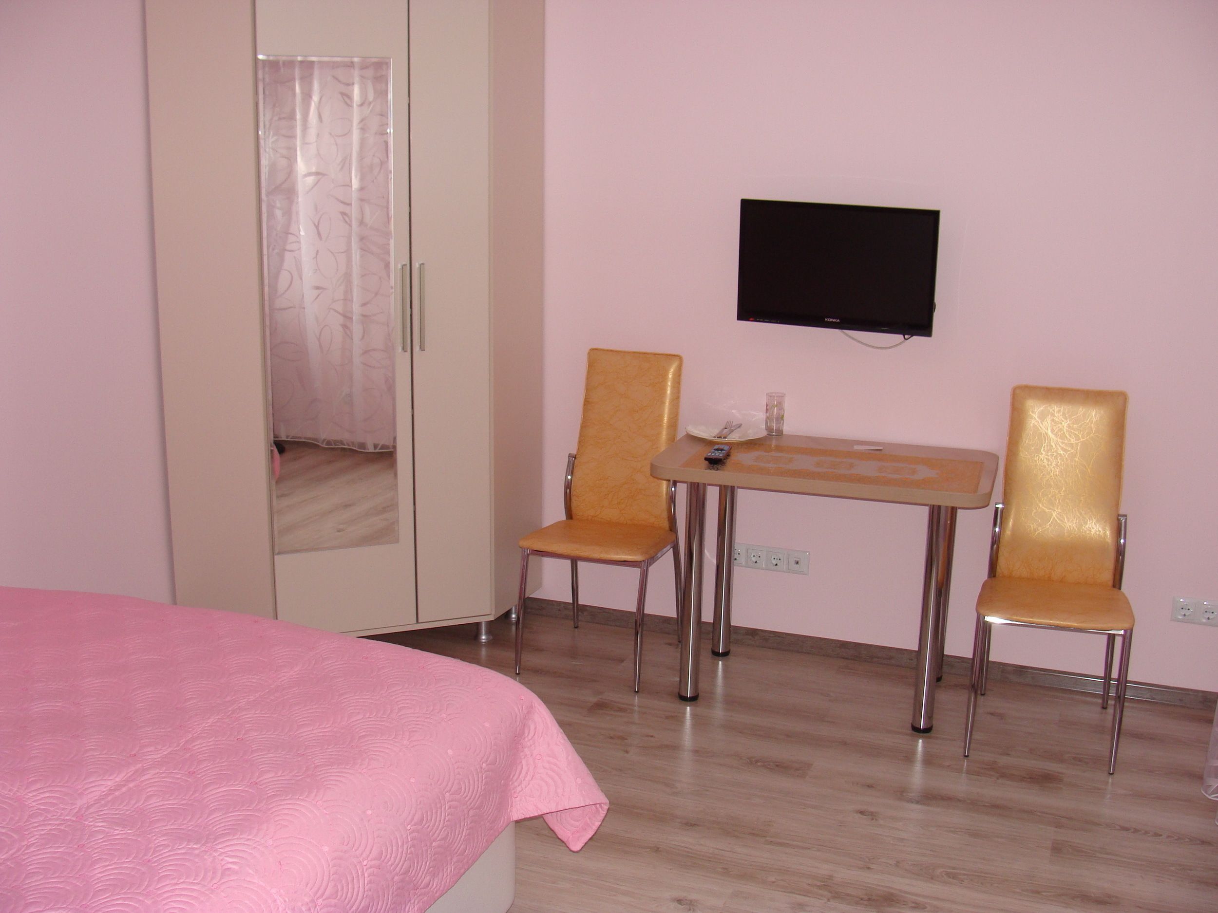 economy double room | desk, soundproofing, free wifi, bed sheets