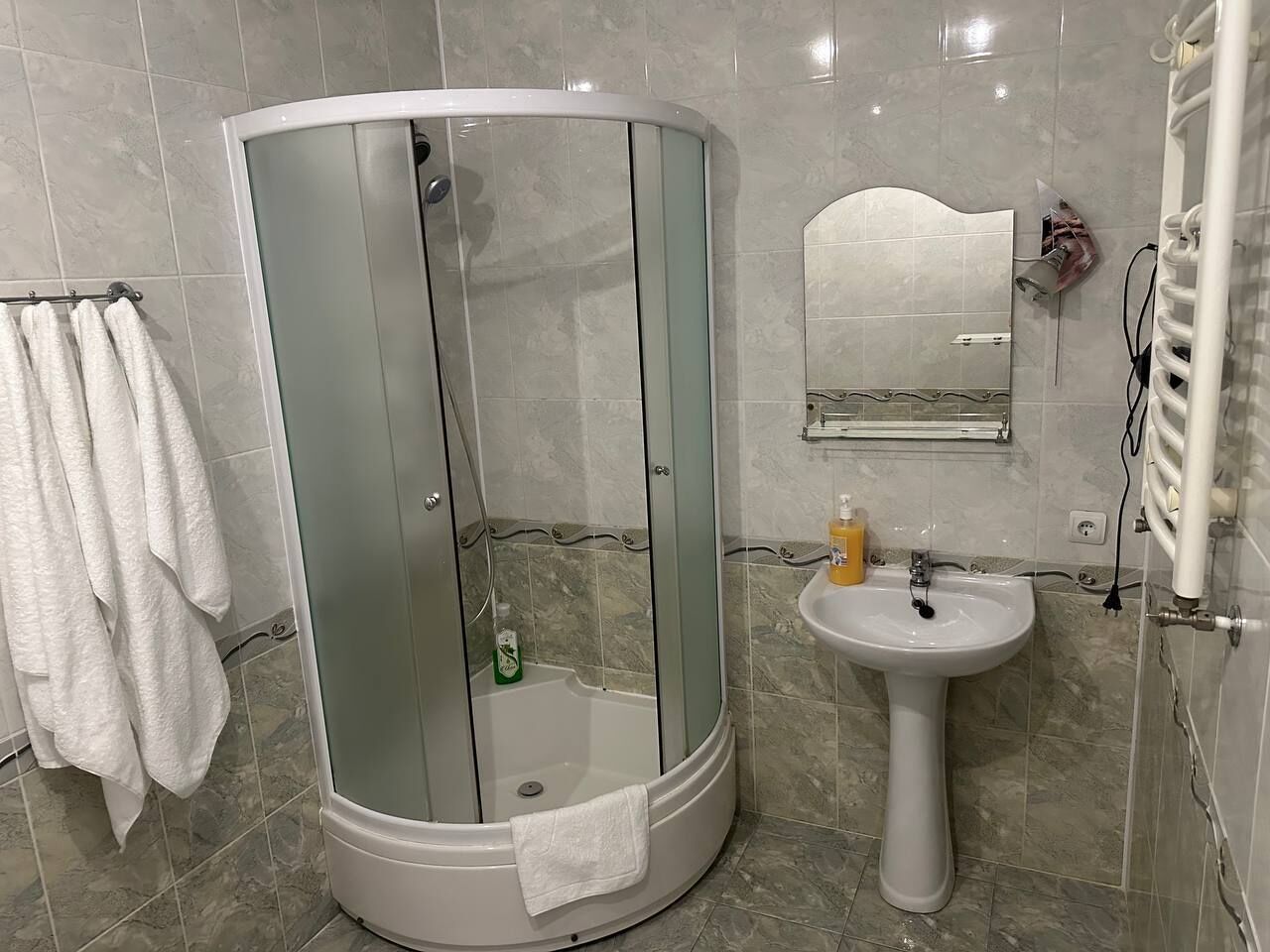 standard triple room | bathroom | free toiletries, hair dryer, slippers, towels