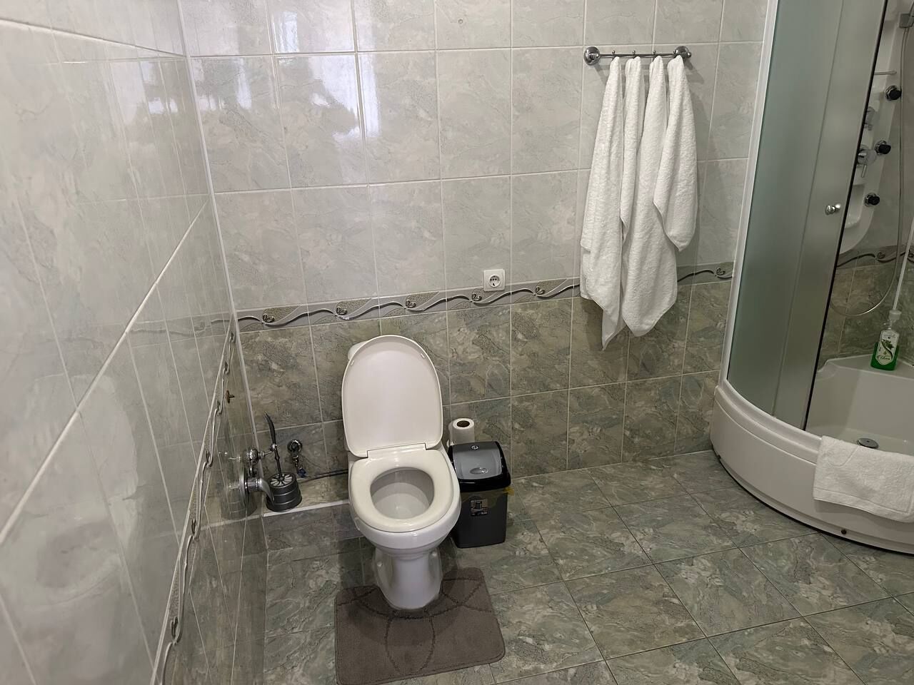 standard triple room | bathroom | free toiletries, hair dryer, slippers, towels