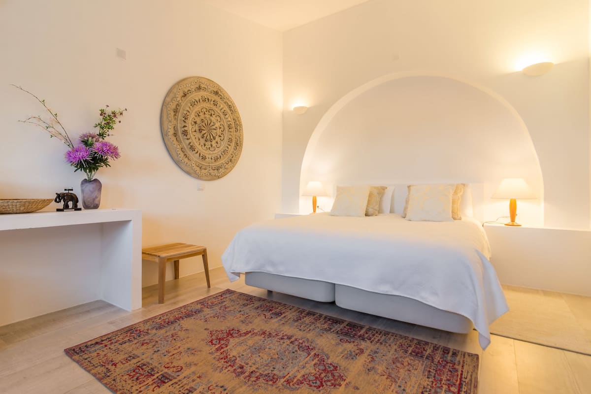 Superior Room, 1 King Bed, Refrigerator & Microwave | 1 bedroom, minibar, blackout drapes, soundproofing