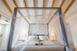 ห้องจูเนียร์สวีท, ระเบียง (Cromeleque) | มินิบาร์, ผ้าม่านกันแสง, ห้องเก็บเสียง, Wi-Fi ฟรี