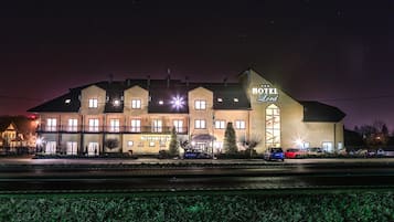 Un hotel de varios pisos con un letrero llamativo que dice 'HOTEL Lord'.