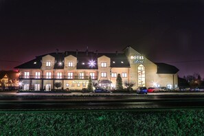 A multi-story hotel with a prominent sign reading 'HOTEL Lord.'
