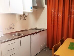 Kühlschrank, Mikrowelle, Herdplatte, Wasserkocher mit Kaffee-/Teezubehör