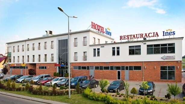 Un hôtel doté d’un restaurant et d’un parking.
