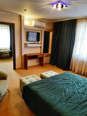 Suite | Minibar, blackout curtains, iron/ironing board, free WiFi - Stara Vezha Hotel (Boryspil)