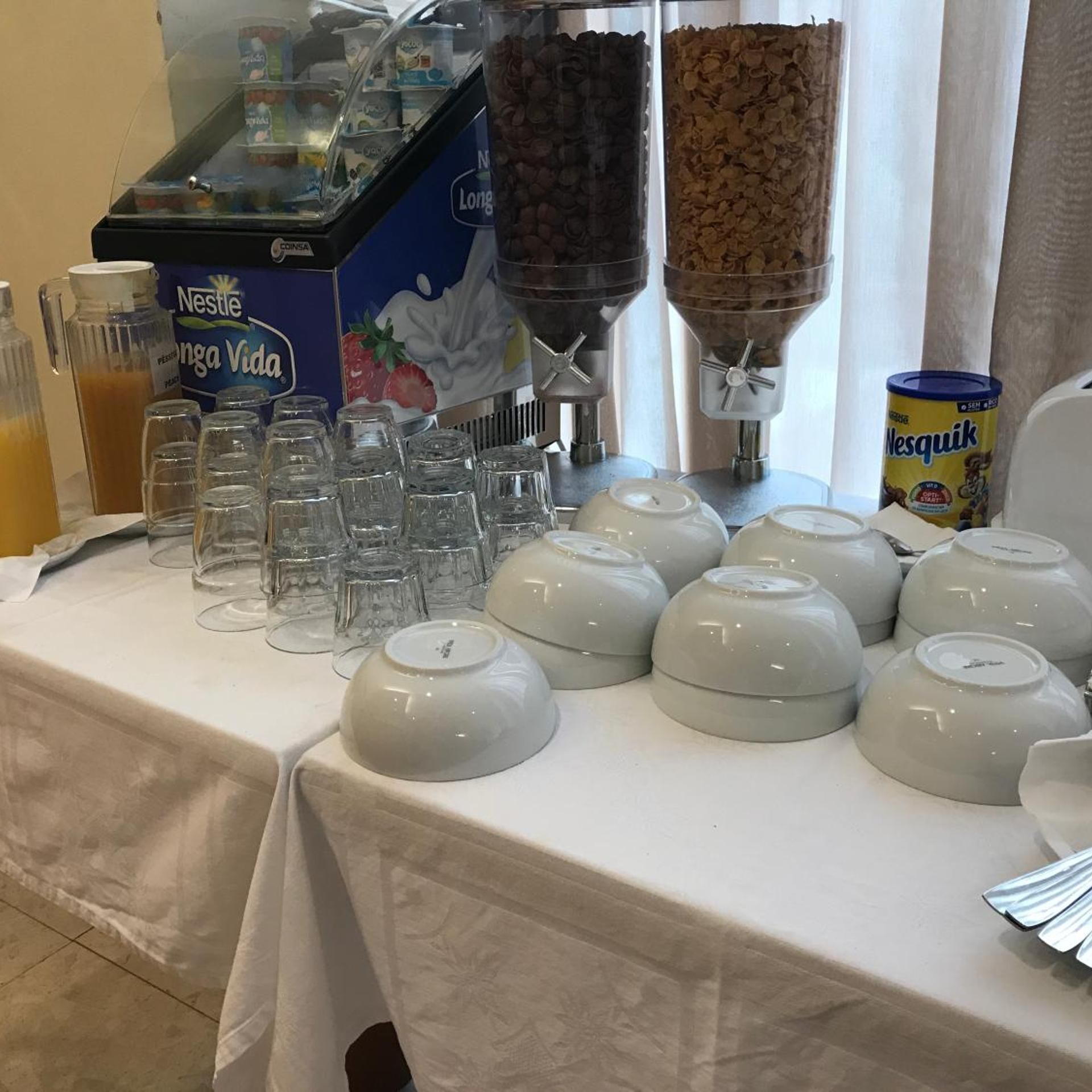Ein reichhaltiges Buffet mit verschiedenen Speisen und Getränkeausgaben.