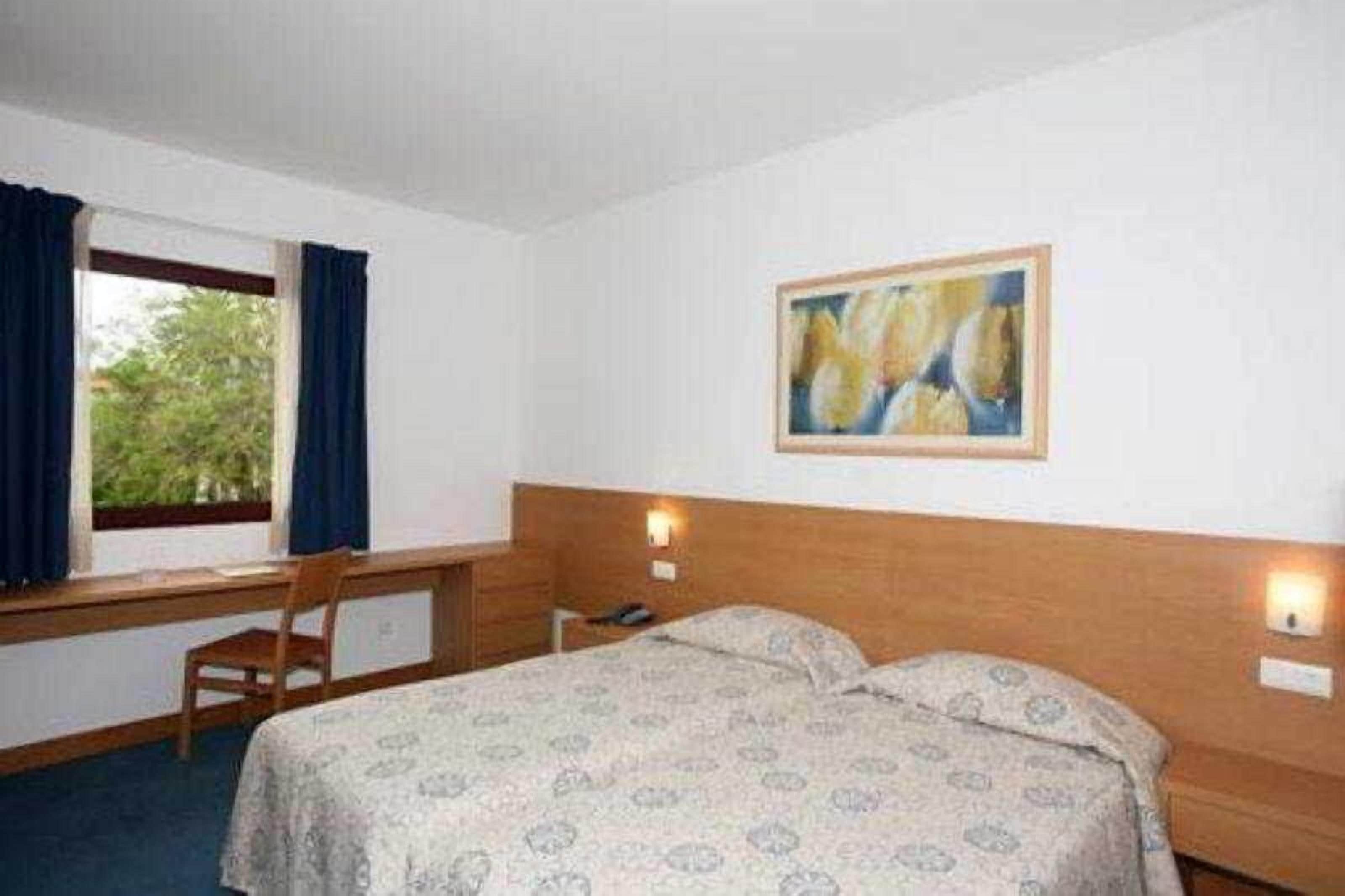 in-room safe, internet, wheelchair access