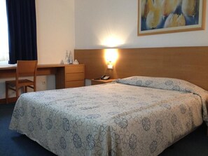 خدمة الإنترنت وتسهيلات لدخول الكراسي المتحركة