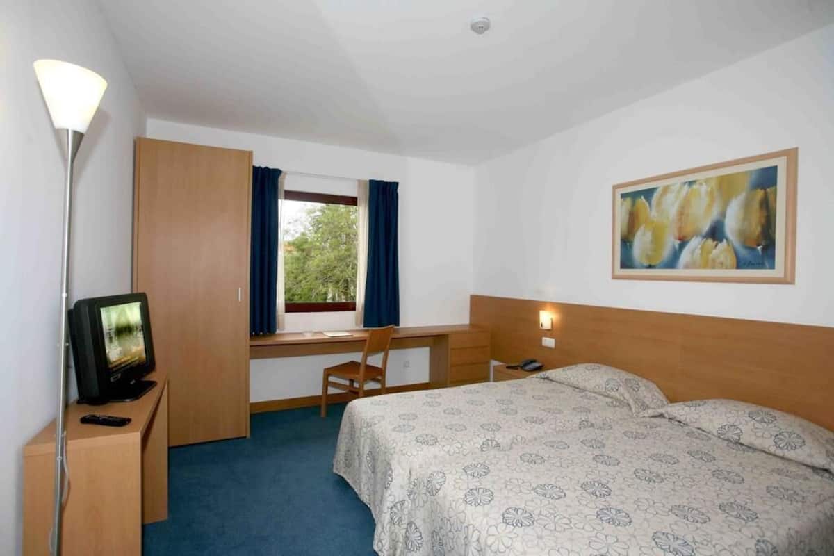 in-room safe, internet, wheelchair access