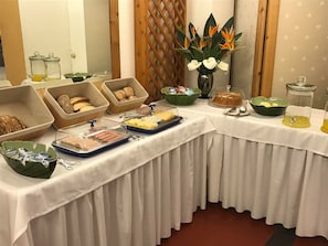 Free daily continental breakfast - Casa Do Jardim (Ponta Delgada)