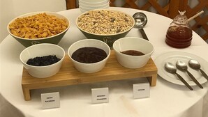A buffet table with various bowls of food labeled with their contents, such as 'AMORA BLACKBERRY' and 'MORANGO STRAWBERRY'. - Casa Do Jardim (Ponta Delgada)