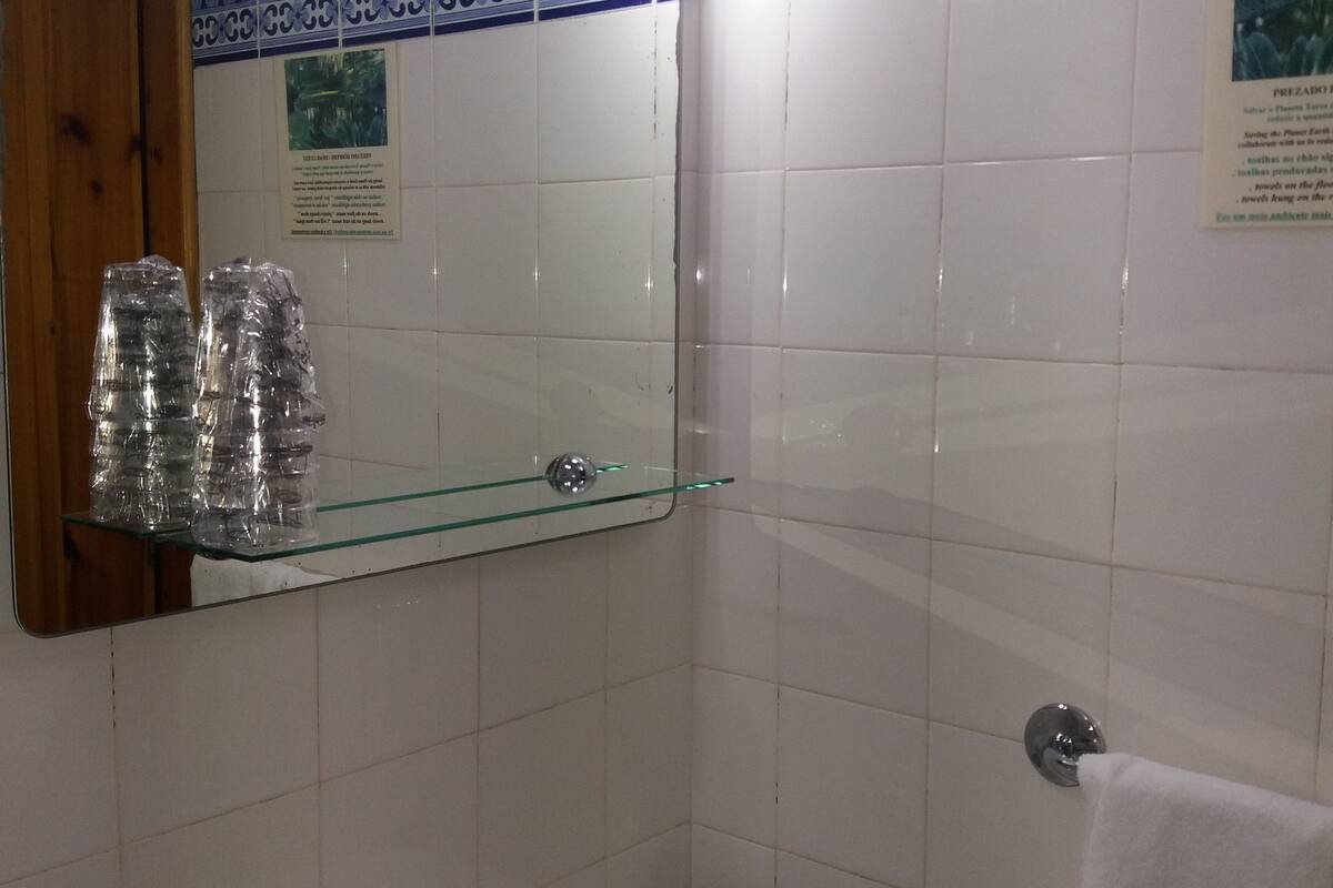 triple room | bathroom | towels