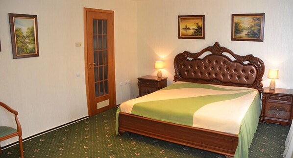 In-room safe, desk, iron/ironing board, free WiFi