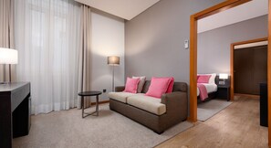 Suite – junior | Oppholdsområde | En 50-centimeters LCD-TV med Parabol-TV samt TV