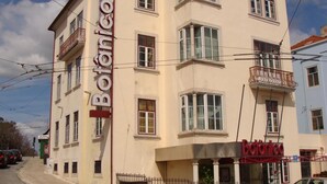 A multi-story building with a sign reading 'Botanico' on the facade. - Botânico (Coimbra)