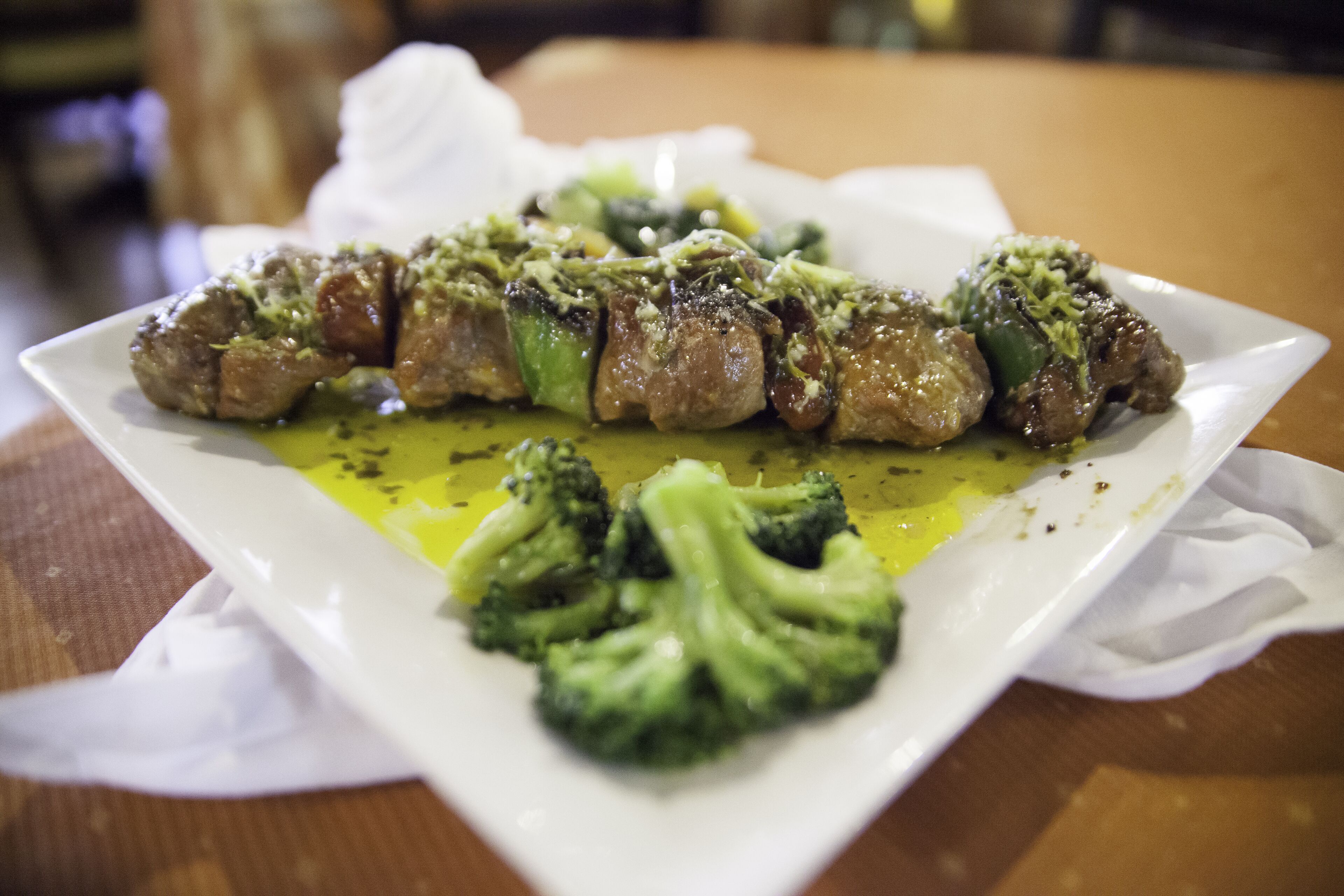Un piatto di cibo con carne e broccoli su un piatto bianco.