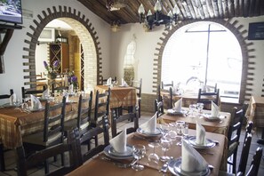 Lunch and dinner served  -  Alambique Hotel Resort & Spa  (Fundao)
