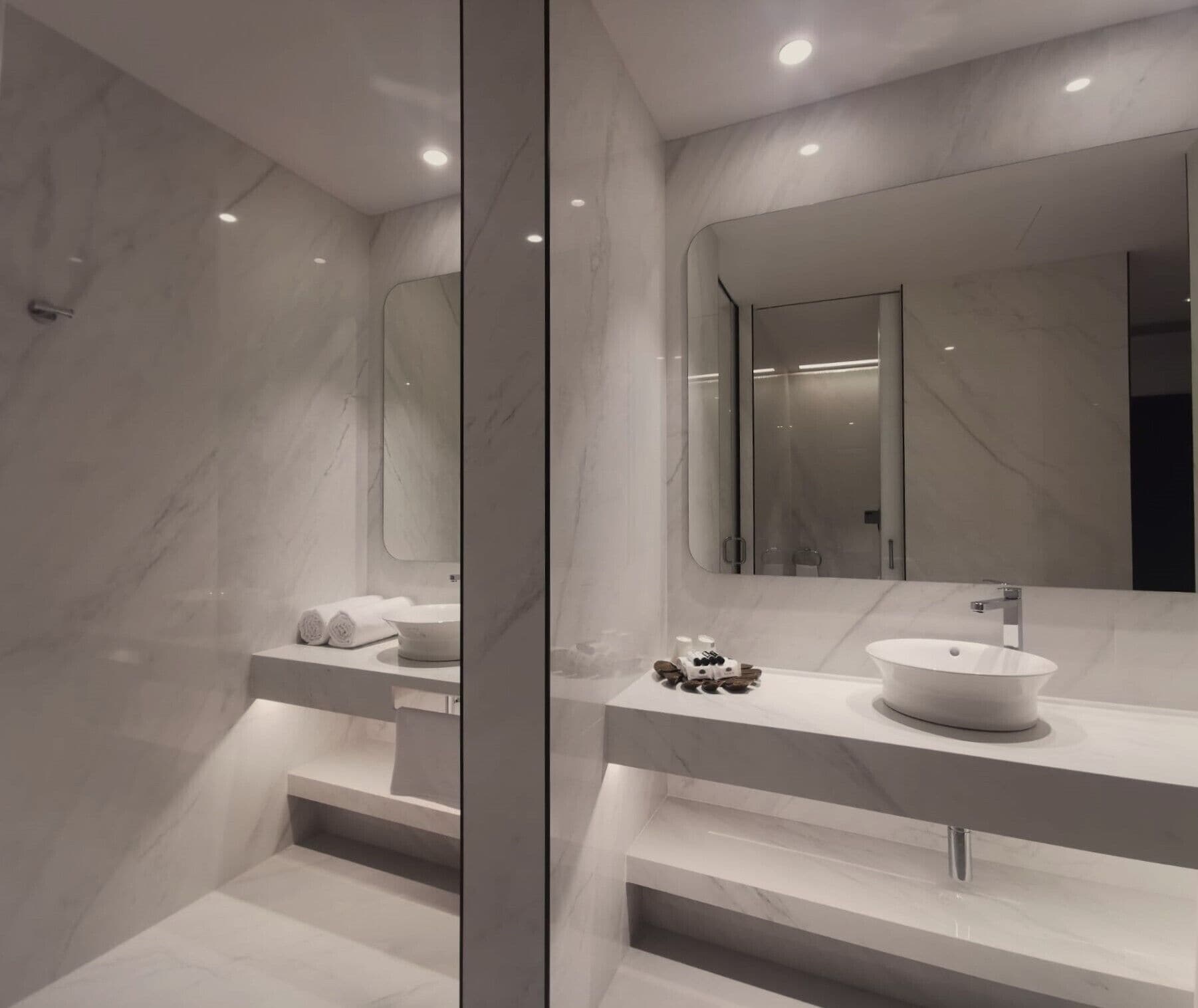 premium double room | bathroom | free toiletries, hair dryer, bathrobes, bidet