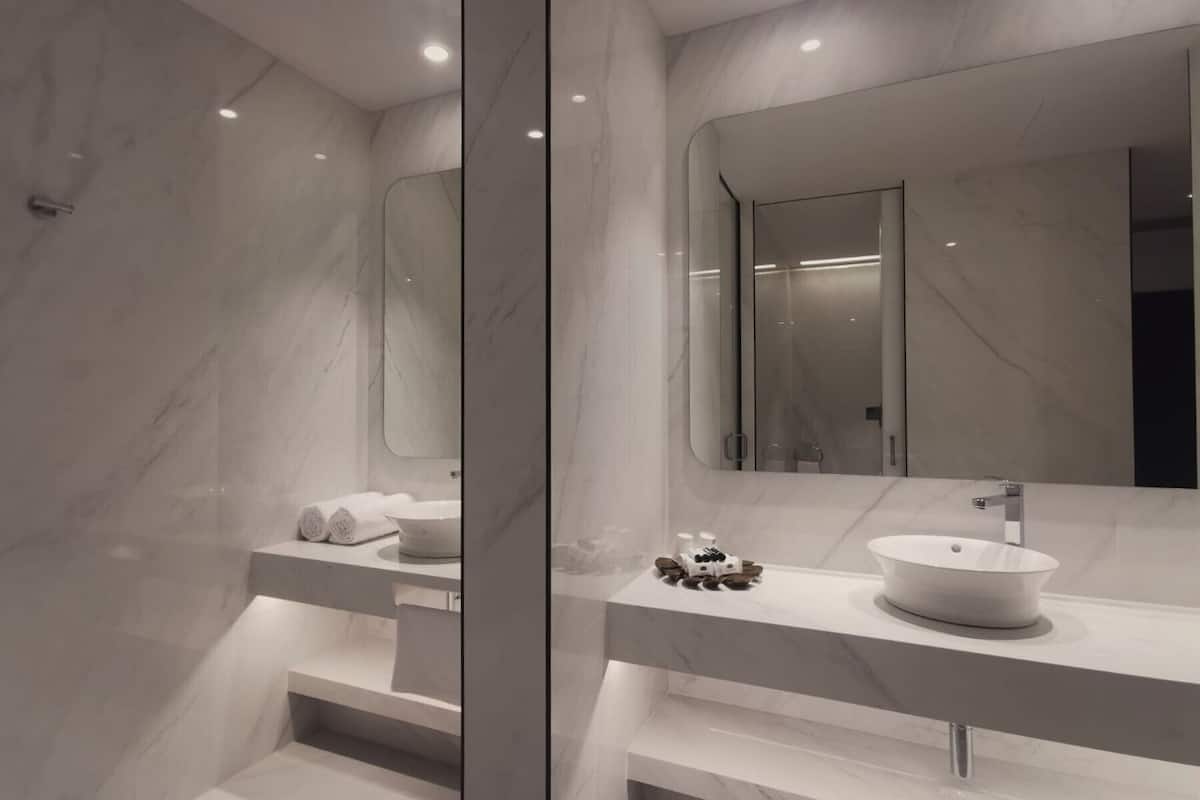 premium double room | bathroom | free toiletries, hair dryer, bathrobes, bidet