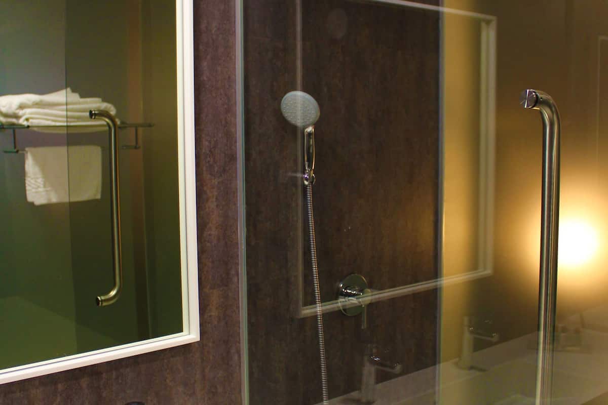 deluxe double room | bathroom | free toiletries, hair dryer, bathrobes, bidet