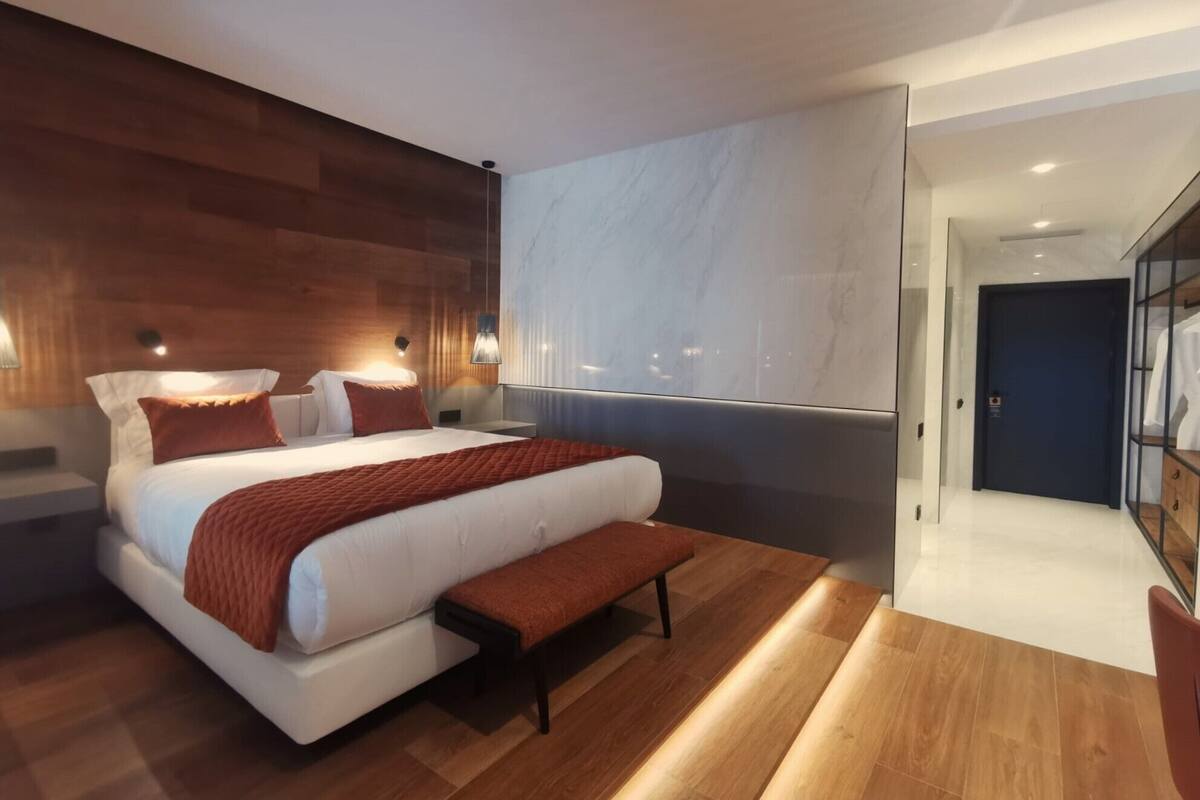 Kamar Double Premium, pemandangan kolam renang | Minibar, brankas, tirai kedap cahaya, dan Wi-Fi gratis