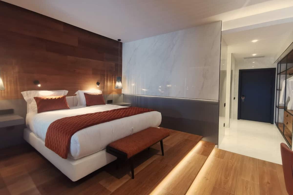 Phòng đôi Premium, quang cảnh hồ bơi | Minibar, két bảo mật tại phòng, màn/rèm cản sáng