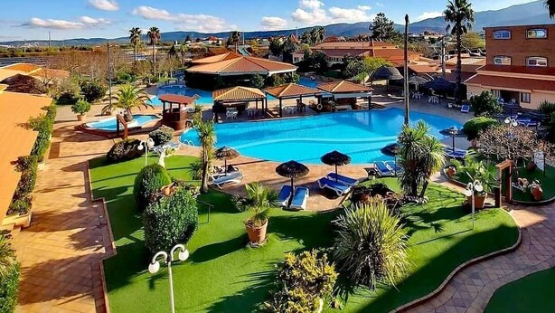 A resort with a large swimming pool, sun loungers, and a well-maintained garden. -  Alambique Hotel Resort & Spa  (Fundao)