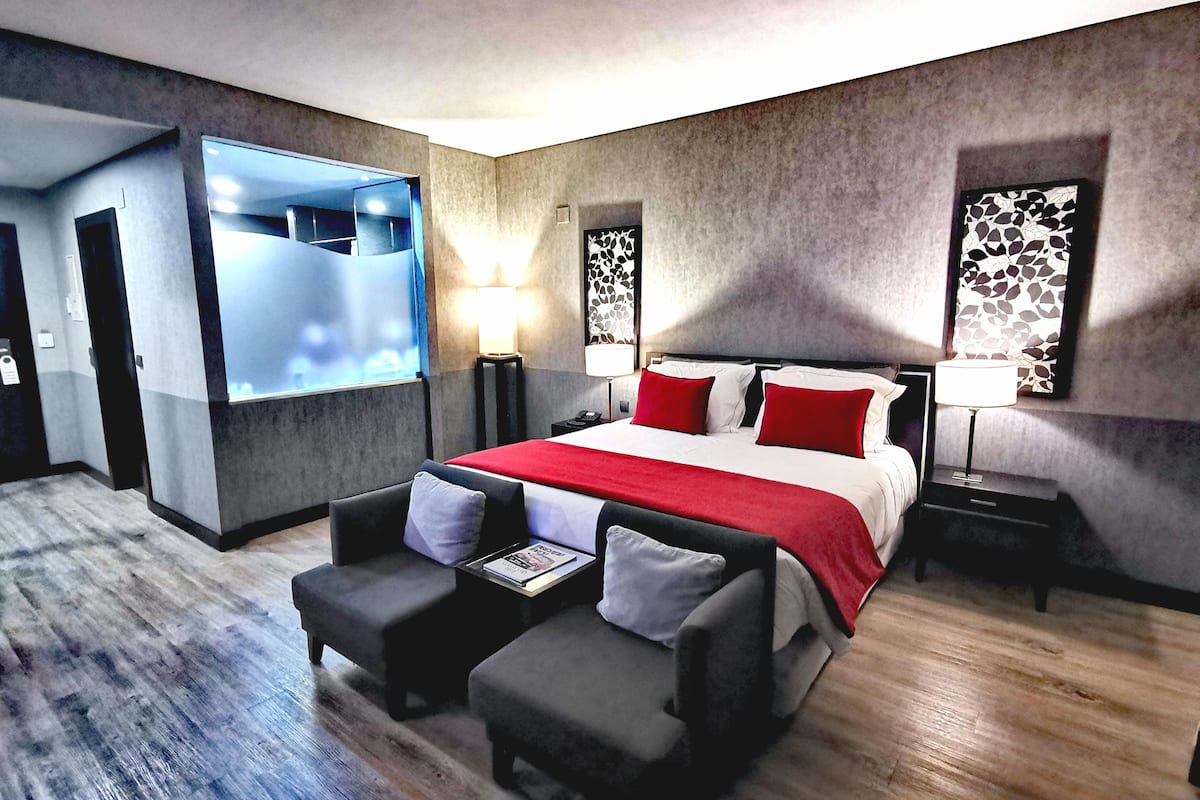 deluxe double room | 1 bedroom, minibar, in-room safe, blackout curtains