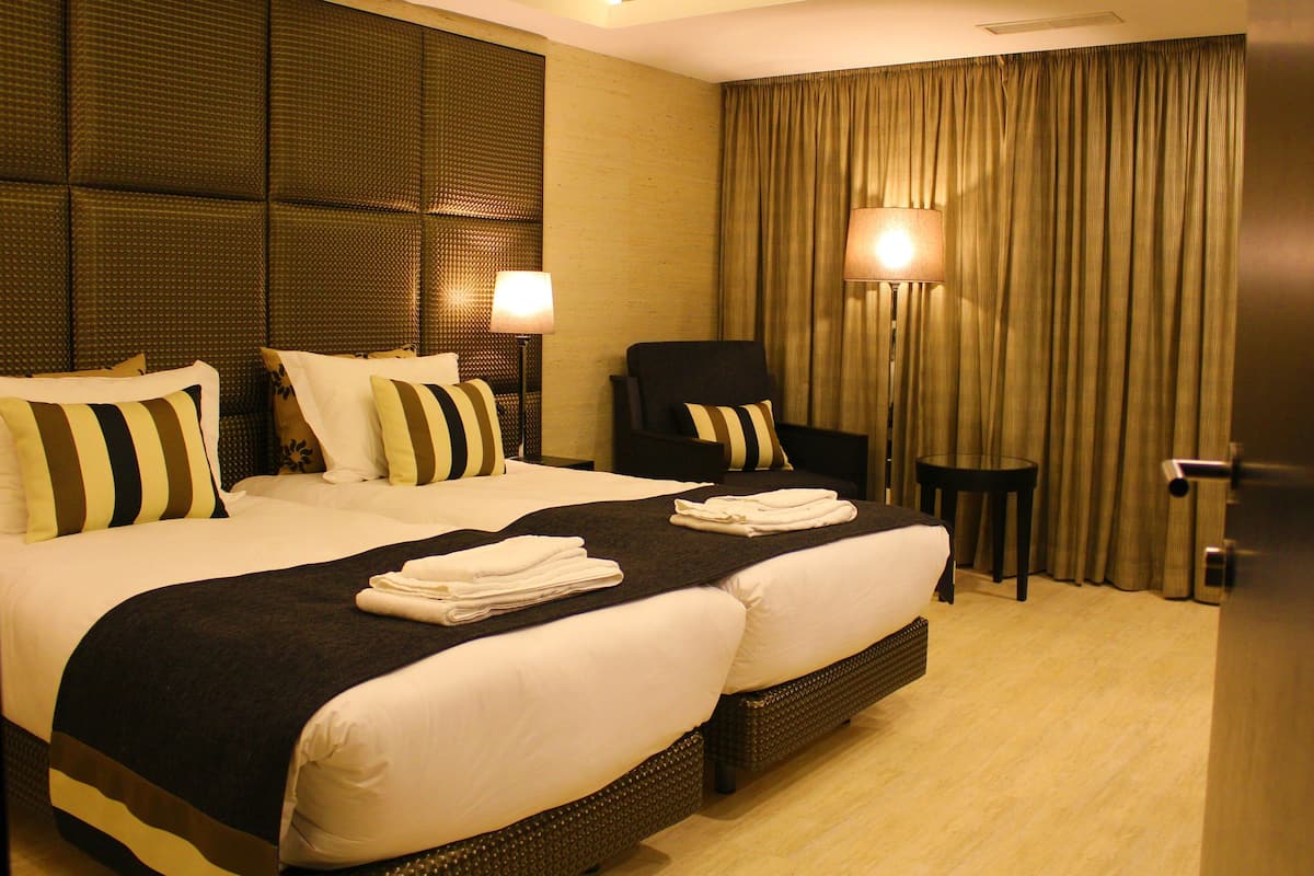Phòng Suite dành cho gia đình, 2 phòng ngủ | Minibar, két bảo mật tại phòng, màn/rèm cản sáng