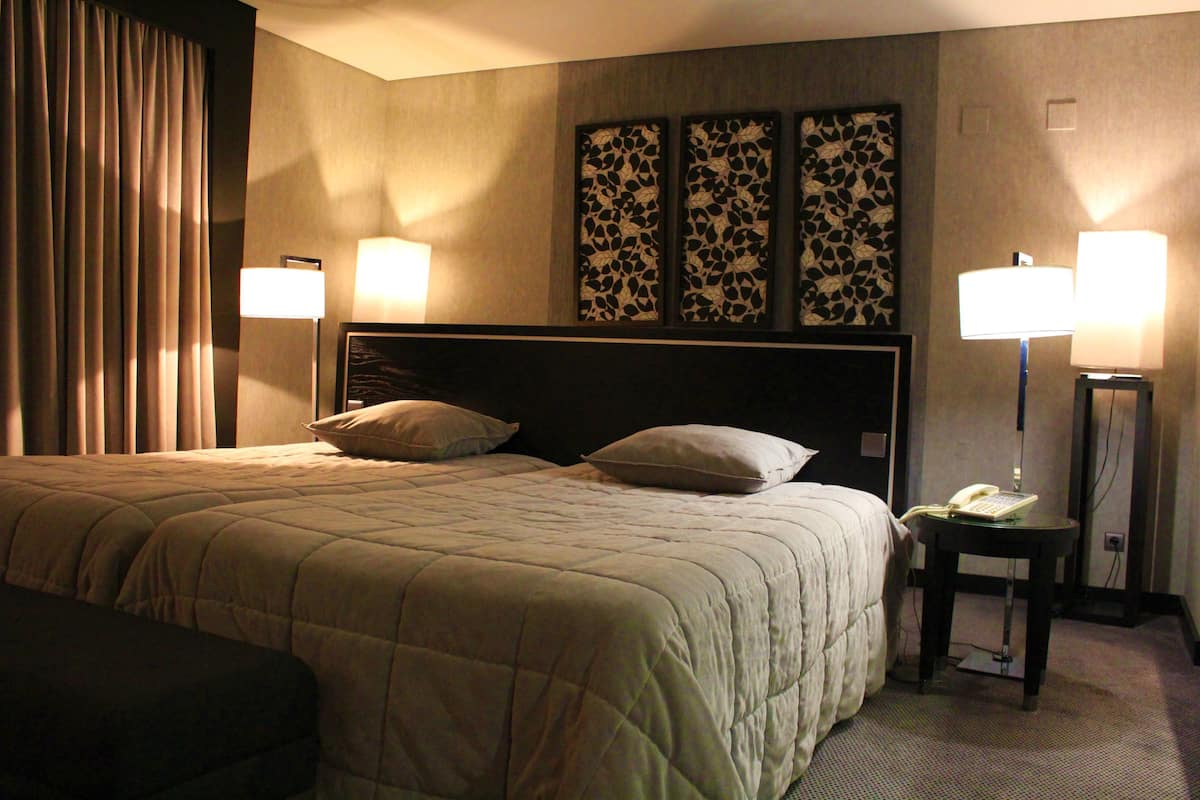 Kamar Double Deluks | Minibar, brankas, tirai kedap cahaya, dan Wi-Fi gratis