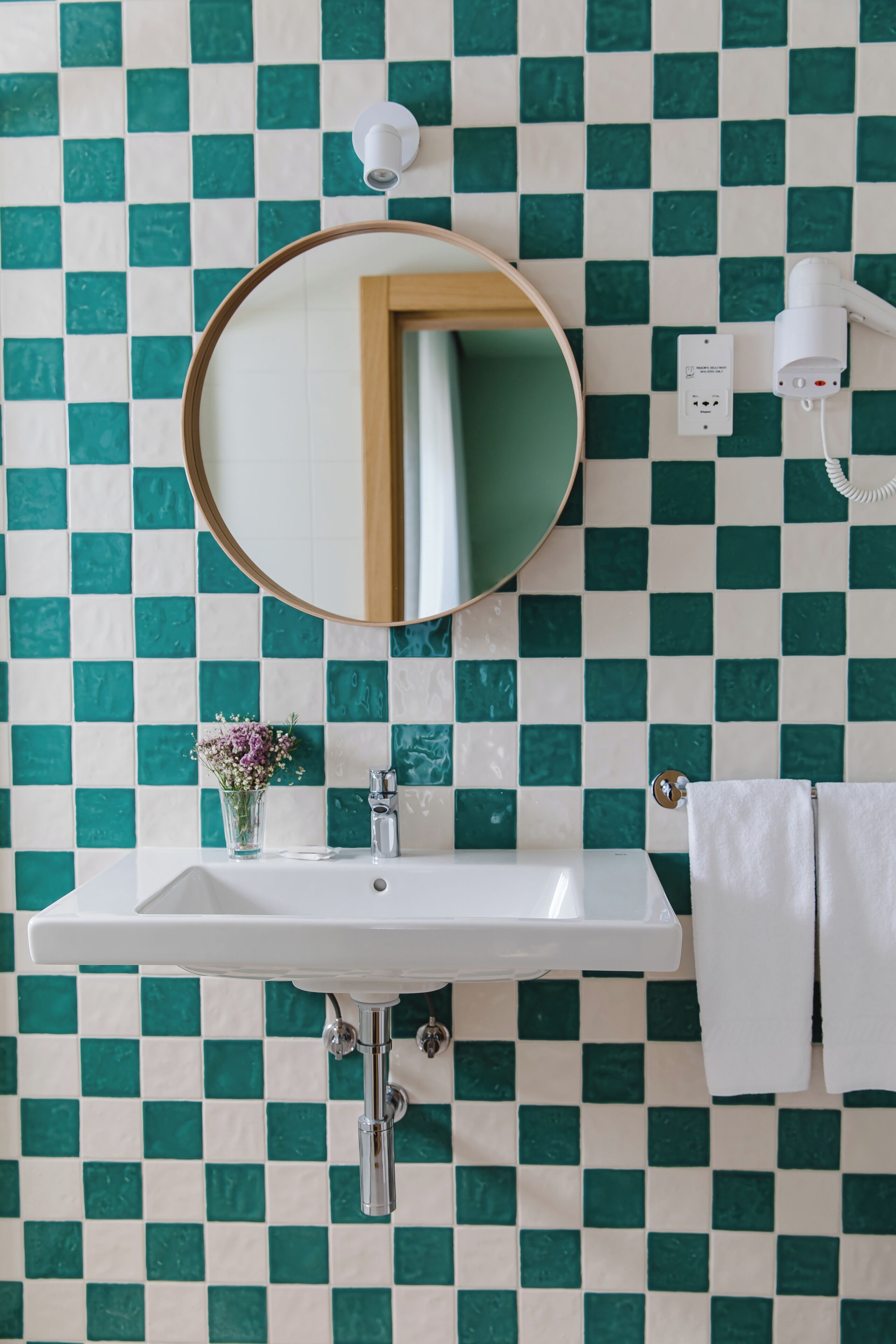 combined shower/bathtub, rainfall showerhead, hair dryer, towels