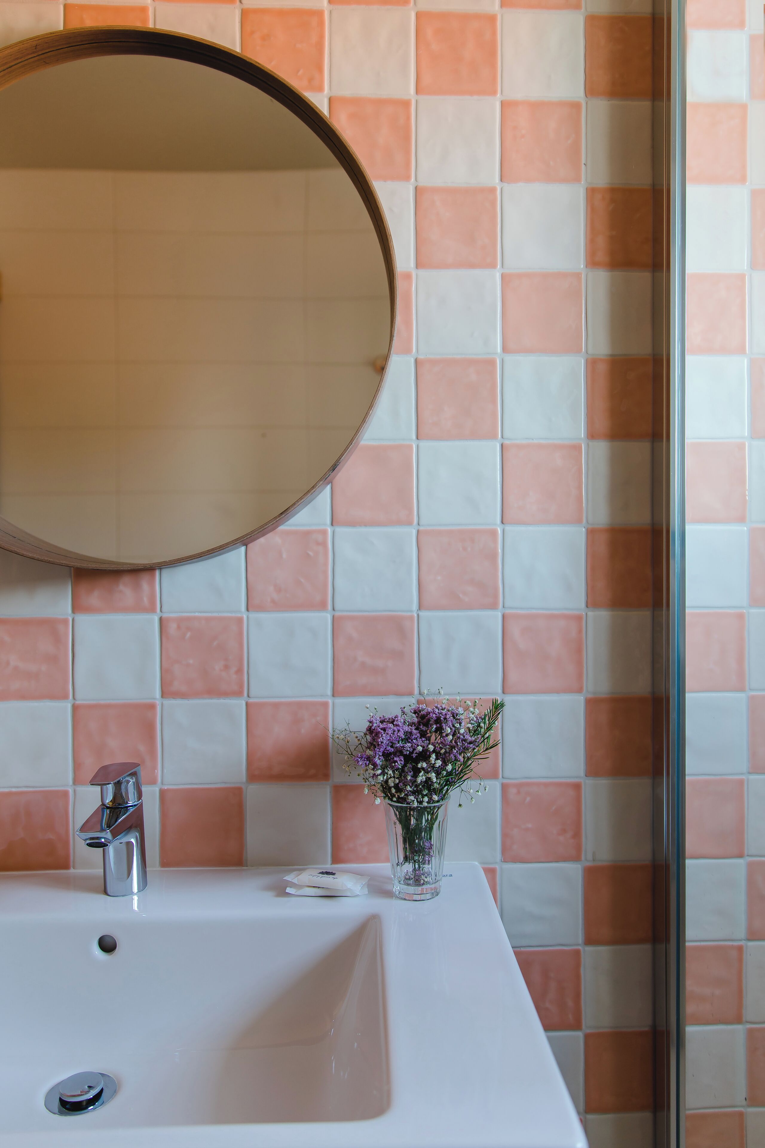 combined shower/bathtub, rainfall showerhead, hair dryer, towels