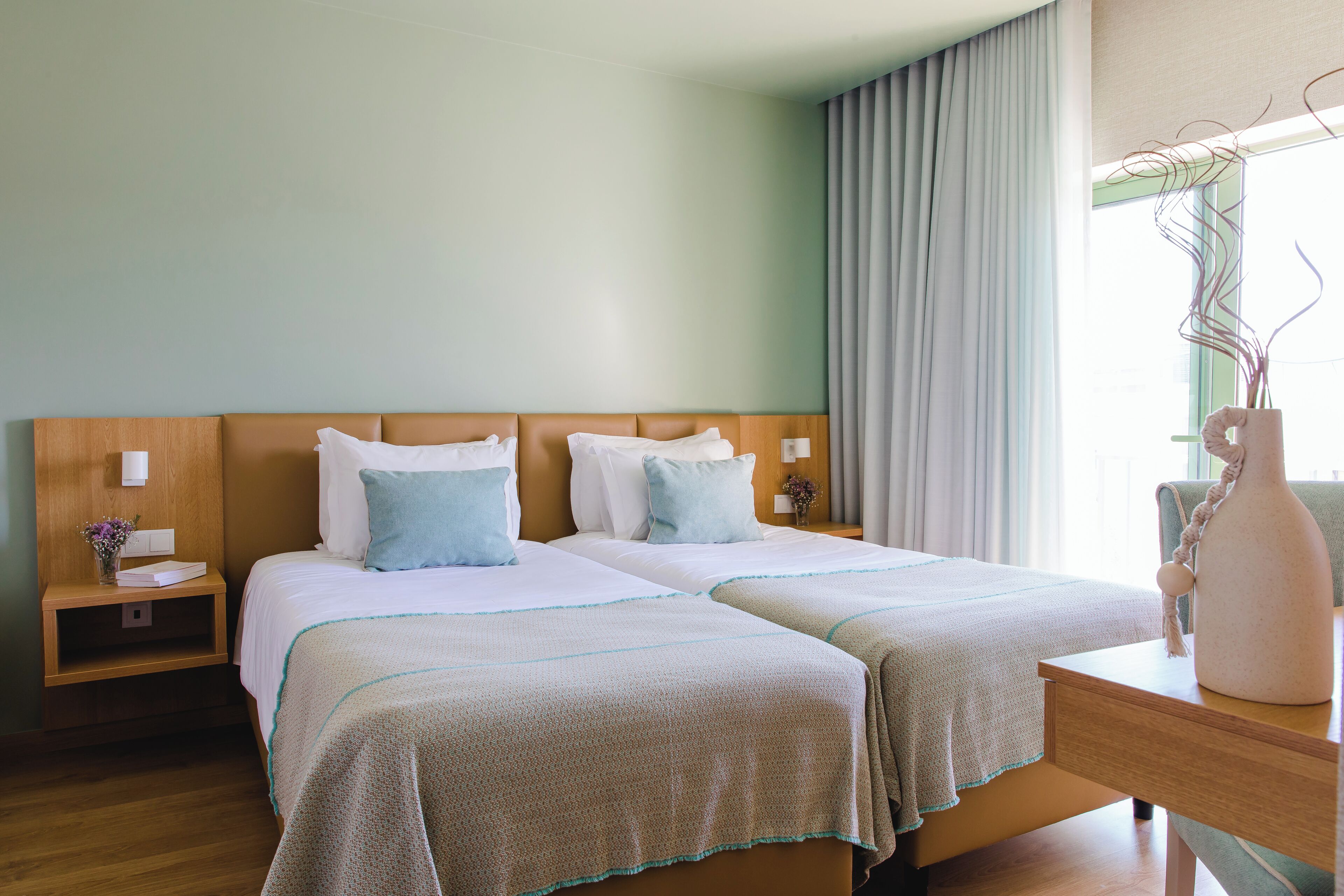 1 bedroom, desk, laptop workspace, soundproofing