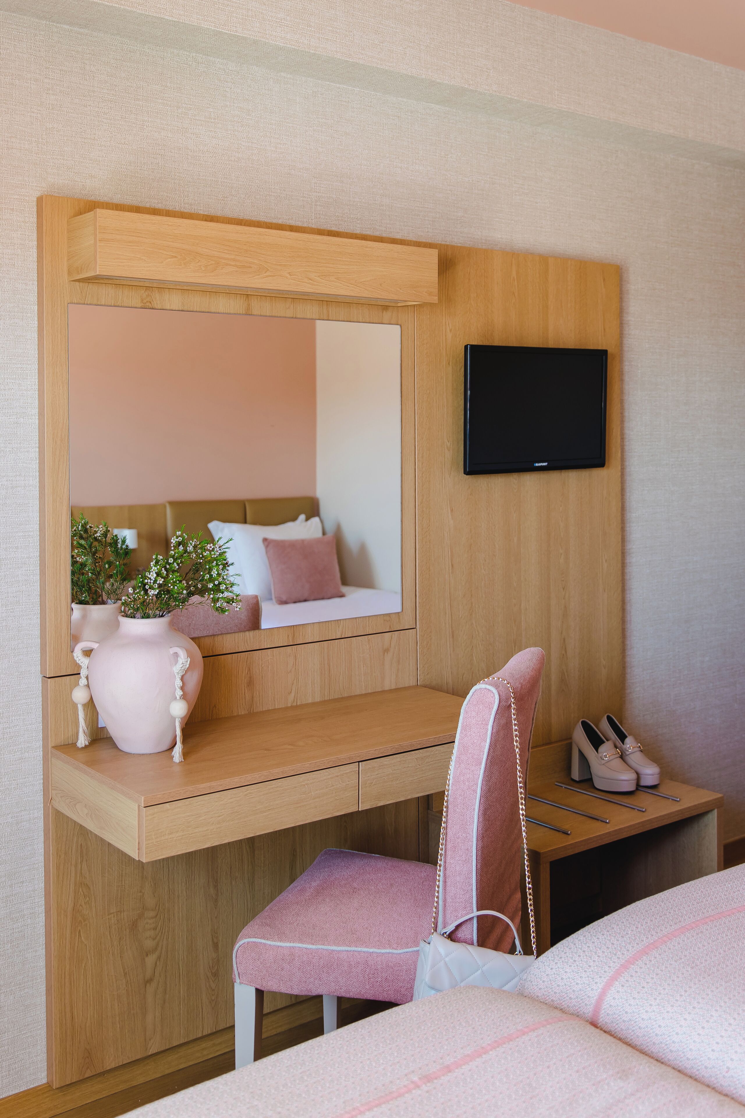 1 bedroom, desk, laptop workspace, soundproofing