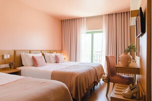 Triple Room | Escritorio y espacio para trabajar con un portátil