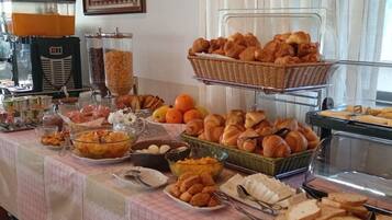 Daily continental breakfast (EUR 10 per person)
