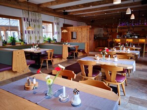 Se sirven desayunos, cenas y cocina regional 