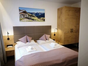 Habitación familiar, 2 habitaciones, no fumadores | Ropa de cama hipoalergénica, escritorio, wifi gratis y ropa de cama