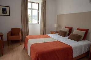 Escritorio, sistema de insonorización y cunas 