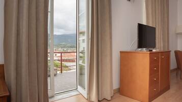 Double Room, Terrace | Desk, soundproofing, cots/infant beds, rollaway beds