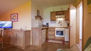 Kühlschrank, Herdplatte, Wasserkocher mit Kaffee-/Teezubehör