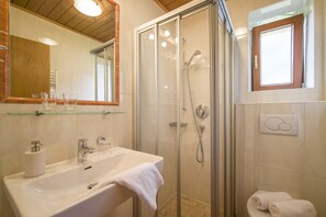 Studio | Badkamer | Een douche, een haardroger, handdoeken