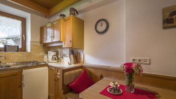 Studio, 1 Doppelbett, Balkon, Bergblick | Private kitchen | Fridge, stovetop, coffee/tea maker, electric kettle