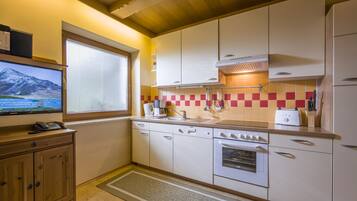 Comfort-Apartment, 1 Schlafzimmer, Balkon, Bergblick | Cocina privada | Refrigerador, parrilla de estufa, cafetera y tetera y tetera eléctrica