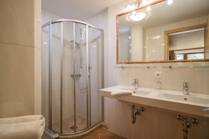 Shower, hair dryer, towels - Landhaus Gasser (Mayrhofen)