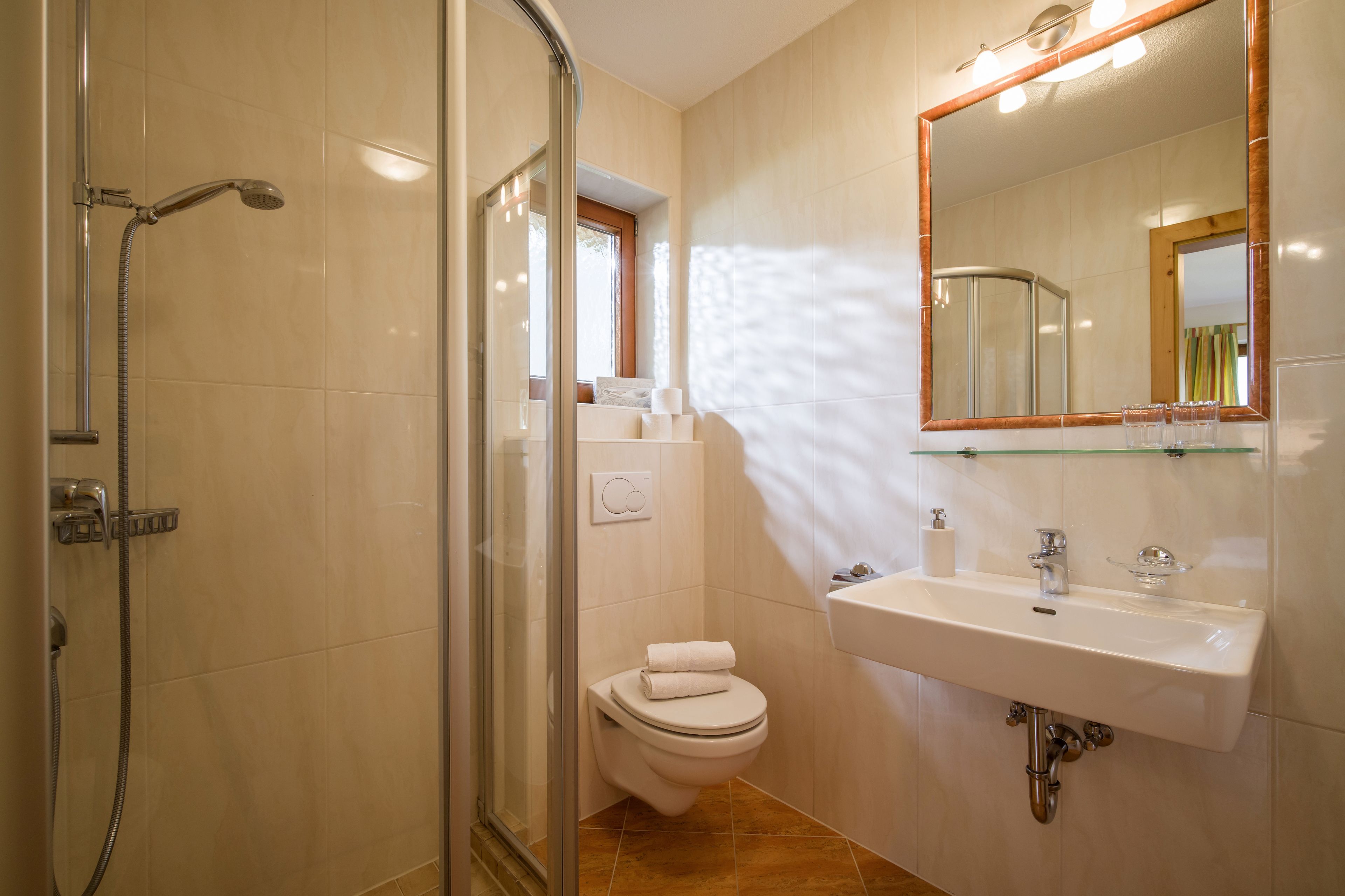 Douche, sèche-cheveux, serviettes fournies